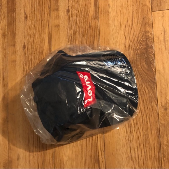 Levi’s adjustable cap - Picture 2 of 4